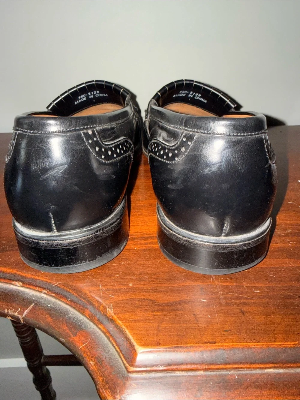 Vintage Y2K French Shriner men’s black slip on loafers with tassels. Size 10 1/2